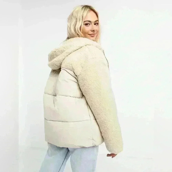 ASOS DESIGN fleece patched puffer jacket in cream size US 6 - Picture 3 of 11